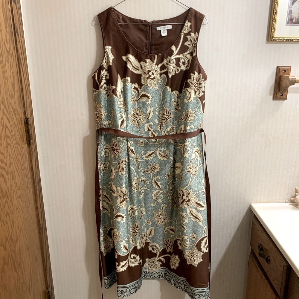 Size 14 woman’s dress, nice feel and fit. Waist 37”, 27” length from waist